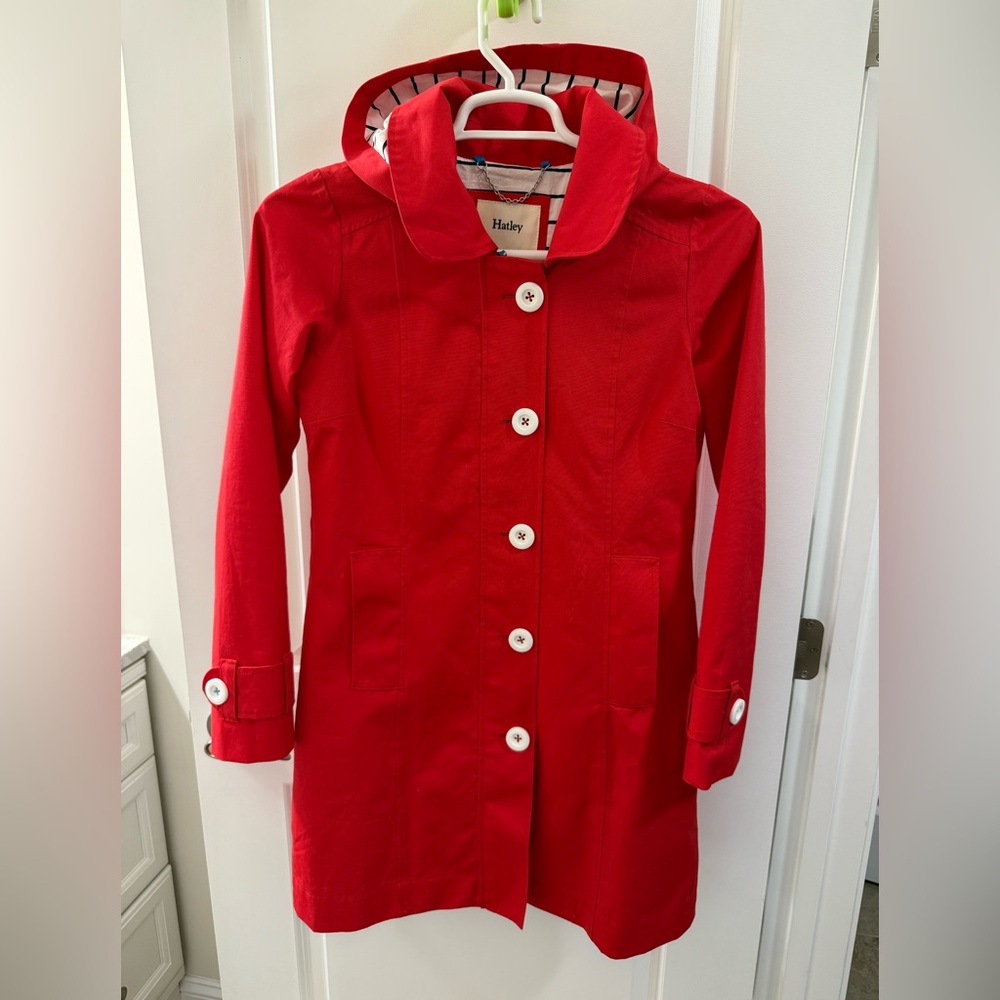 Near perfect ultra flattering red Hatley women’s trench coat